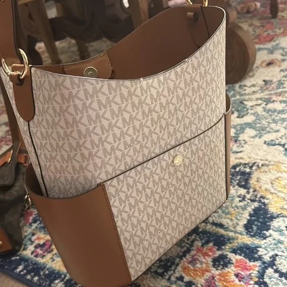 Like New Purse - Picture 4 of 4